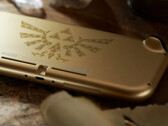 Een Hylian Crest domineert de achterkant van de Switch Lite Hyrule Edition. (Afbeeldingsbron: Nintendo)