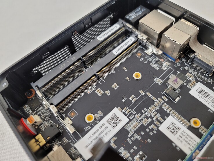 SODIMM neemt routeringssporen op de PCB in beslag, zodat geen andere moederbordcomponenten deze ruimte onder de SODIMM-sleuven kunnen benutten. CAMM daarentegen neemt een veel kleinere ruimte op de PCB in, waardoor ruimte vrijkomt voor andere moederbordcomponenten