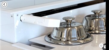Een robotarm grijpt het deksel van de kookpot en draait het om om het van bovenaf met ingrediënten te vullen. (Afbeeldingsbron: Chefee Robotics)