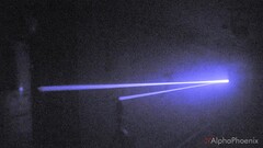 De laser die heen en weer kaatst (Beeldbron: AlphaPhoenix; screenshot)