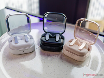 Matzwarte en witte kleurstellingen naast de exclusieve roze kleuroptie