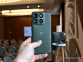 De Edge 70 Plus wordt aangedreven door de Snapdragon 7s Gen 3. Afgebeeld: de Mountain View-kleurvariant van de telefoon.