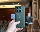 De Edge 70 Plus wordt aangedreven door de Snapdragon 7s Gen 3. Afgebeeld: de Mountain View-kleurvariant van de telefoon.