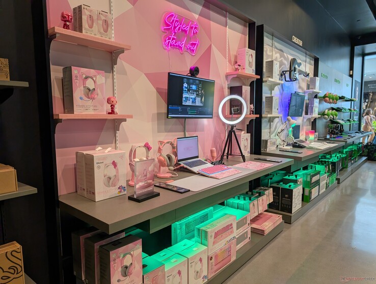 De sfeerverlichting en fellere kleuren zorgen voor een vriendelijkere en gastvrijere omgeving buiten alleen hardcore spelers