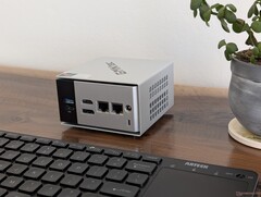 De M8 heeft het nieuwere chassisontwerp van GMK, maar met een oudere AMD CPU om de prijzen laag te houden (Afbeelding bron: Notebookcheck)