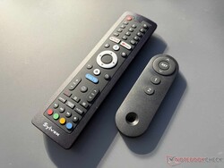 Links de afstandsbediening voor de smart-tv; rechts die voor de tv-lift in het dressoir.