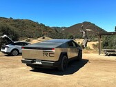 Getilde Cybertruck in off-road test (afbeelding: MuddyRuttzz/YT)