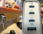 De 3 USB-C poorten en de vierde USB-A poort bevinden zich aan de onderkant van de Anker Zolo 140W muurlader. (Afbeeldingsbron: Xiao Li TV via YouTube)