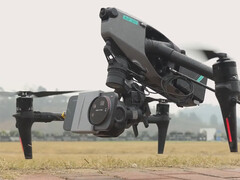 Xiaomi ging een beetje verder met het videomonster. Afgebeeld: Xiaomi 17 Ultra bevestigd aan een drone. (Afbeeldingsbron: Xiaomi)