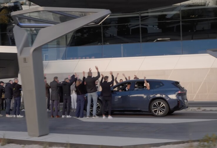 De BMW iX3 elektrische SUV voltooide de reis van 1007,7 km met nog 2% sap in de tank. (Afbeelding bron: BMW Group via YouTube)