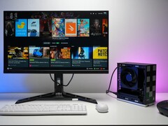 Raamwerk Desktop PC met Bazzite OS aangesloten op een monitor met een Steam gaming interface, die lijkt op een consoleopstelling. (ETA PRIME)