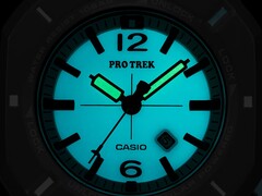 Casio Pro Trek PRJ-01AE-8, die in het donker turkoois oplicht, met verlichte wijzers en wijzerplaat.