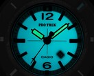 Casio Pro Trek PRJ-01AE-8, die in het donker turkoois oplicht, met verlichte wijzers en wijzerplaat.
