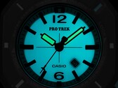 Casio Pro Trek PRJ-01AE-8, die in het donker turkoois oplicht, met verlichte wijzers en wijzerplaat.