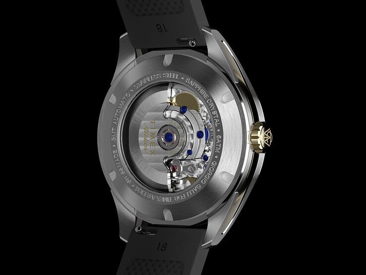 Achteraanzicht van de Timex Atelier GMT Première M1a, met het automatische GMT-uurwerk zichtbaar door de glazen kastbodem.