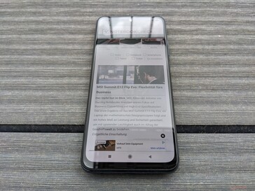 Xiaomi Redmi Note 10S buiten op een bewolkte dag