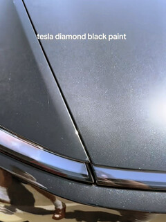 Het uiterlijk van de nieuwe Model Y Diamond Black kleur in de zon. (Afbeeldingsbron: Katalina/TikTok)