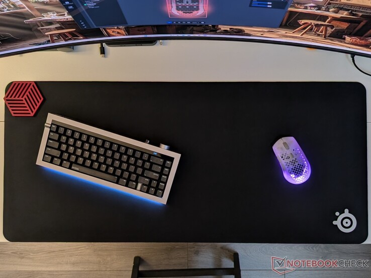 Aerox 3 Wireless Gen 2 op QcK Heavy XXL muismat.
