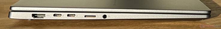 Links: HDMI 2.1, 2x USB-C 4.0 met Thunderbolt 4 (40 Gbit/s, DisplayPort, Power Delivery), microSD-kaartlezer, 3,5 mm audio-aansluiting