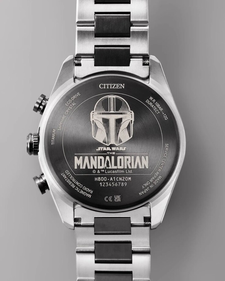 De achterkant van de kast is voorzien van een gegraveerde Mandalorian helm en Star Wars logo.