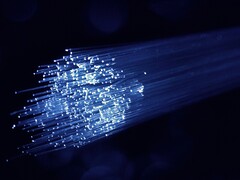 FCC neemt maatregelen om de beveiliging rond onderzeese kabels in de VS aan te scherpen. Afgebeeld: Een glasvezelkabel (Afb. bron: Denny Muller, Unsplash)