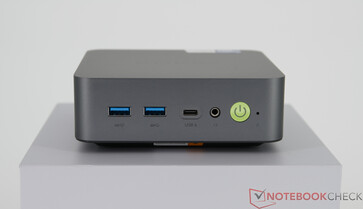 GMKtec NucBox K17 - Aansluitingen op het voorpaneel