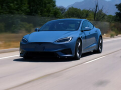 De 2026 Tesla Model S Plaid in een nieuwe Frost Blue Metallic kleur. (Afbeelding bron: Jay Leno Garage/YT)
