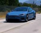 De 2026 Tesla Model S Plaid in een nieuwe Frost Blue Metallic kleur. (Afbeelding bron: Jay Leno Garage/YT)