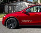 Tesla Robotaxi ride-share platformlogo op een Model Y.