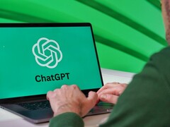 Een man typt op een laptop, waarbij het ChatGPT-logo op het scherm zichtbaar is