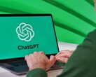 Een man typt op een laptop, waarbij het ChatGPT-logo op het scherm zichtbaar is