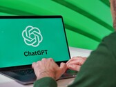 Een man typt op een laptop, waarbij het ChatGPT-logo op het scherm zichtbaar is