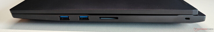 Rechts: 2x USB-A 3.2 Gen.1 (5 GBit/s), SD-kaartlezer, Kensington Nano Saver Lock