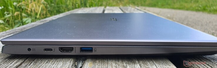 Poorten, links: oplaadcontactdoos, Thunderbolt 4, HDMI 2.0, USB-A 3.2 Gen1