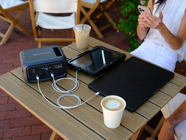 De Bluetti Elite 10 weegt slechts 1,8 kg (3,97 lbs) (Afbeelding bron: Bluetti)