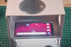 Doe-het-zelf projectoren zijn niet nieuw, maar u hoeft geen vaardigheden op het niveau van DIY Perks te hebben om deze te bouwen (Afbeelding Bron: Huy Vector via YouTube)