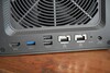 De achterkant van de Ugreen NASync DXP4800 GT