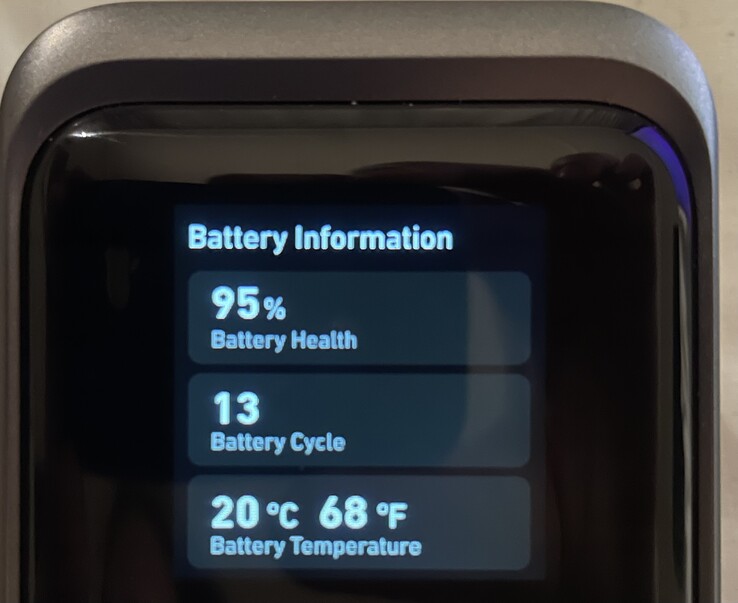 Informatie over de batterij. (Foto: Andreas Sebayang/Notebookcheck.com)