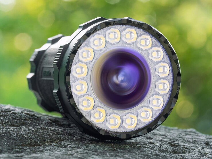 De Olight Marauder 3 beschikt over een centrale spot met een asferische lens en een ring van LED’s voor de schijnwerper.