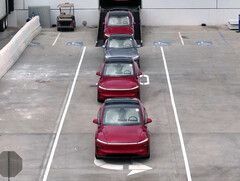 De nieuwe Model Y gebruikt FSD zonder toezicht om zichzelf naar afleveringspunten te rijden. (Afbeeldingsbron: Tesla/X)