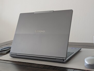 Model ziet eruit als een gewone ThinkBook clamshell vanaf de achterkant in 14-inch modus