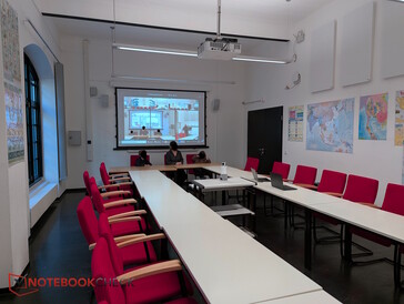 De seminarruimte, met een Zoom-deelnemer die er later bij komt