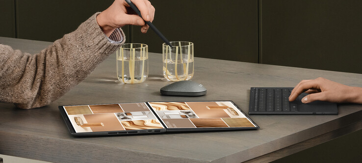 De Zenbook Duo 2026 kan plat op een tafel liggen, in tegenstelling tot oudere modellen. (Afbeeldingsbron: Asus)