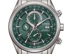 Citizen World Chronograph A.T. AT8260-85X-horloge met een groene wijzerplaat, een roestvrijstalen kast en armband, drie subwijzerplaten en een wereldtijdschaal.
