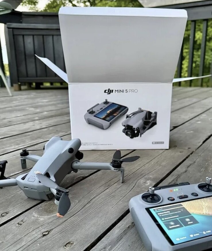 In de doos van de DJI Mini 5 Pro: De minidrone zelf en de RC2-controller. (Afbeeldingsbron: @KietN7650)