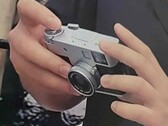Hands-on foto van de Fujifilm XHalf compactcamera.