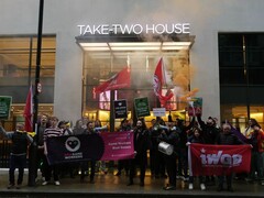 Leden van de IWGB en de RGWU protesteren voor het Take Two House