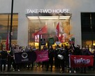 Leden van de IWGB en de RGWU protesteren voor het Take Two House