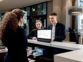 De Philips 24B2D5300 in een klantgerichte situatie
