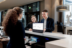 De Philips 24B2D5300 in een klantgerichte situatie